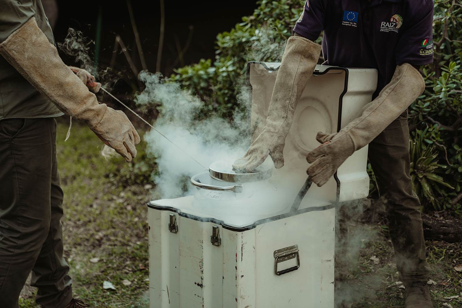Cryogenic field equipment used in wildlife conservation work